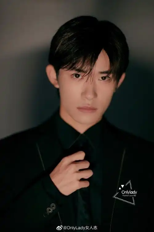 易烊千玺白衬衫