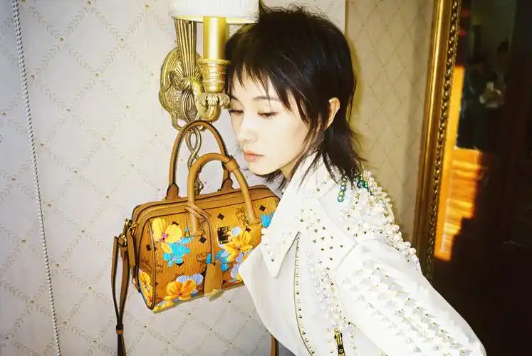 王子文写真曝光 可甜可盐长腿超亮眼