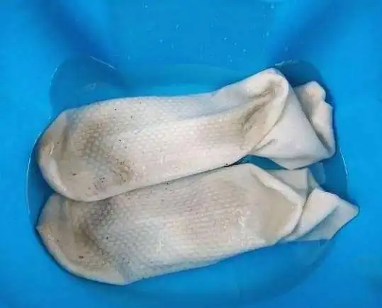 袜子发黄发臭别扔了,每次多做这两步,去黄去臭变得干干净净