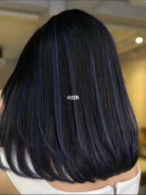 黑色原生发搭配蓝色线条染 绝配