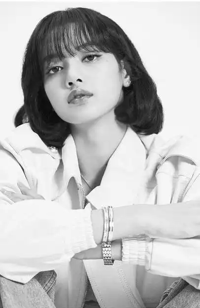 感觉lisa短发也挺酷的06这戴墨镜好酷