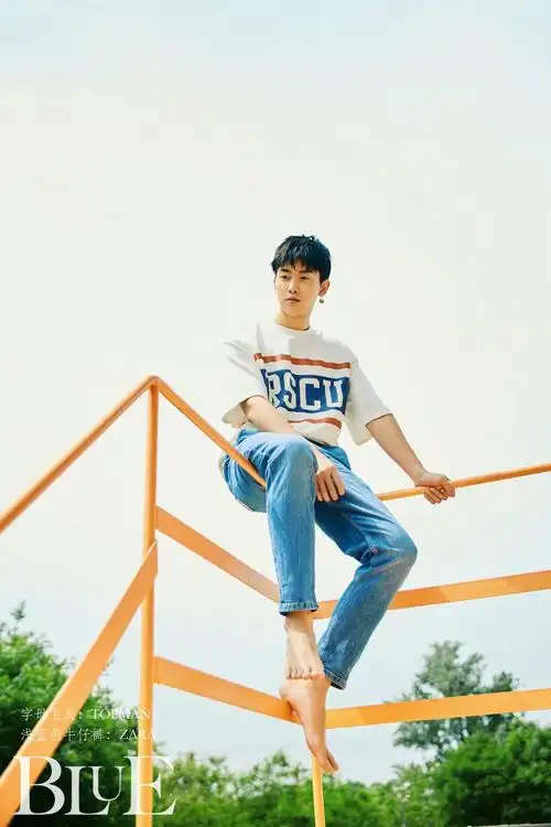 周艺轩缤纷夏日写真曝光干净清爽少年气十足