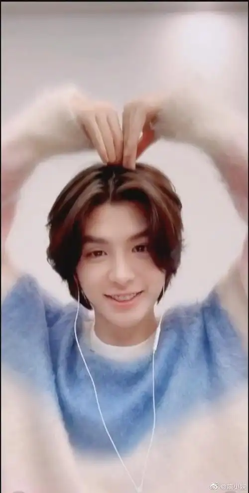 爱心无限发射biubiubiu～nana们快来接收一下#黄明昊#@jjjustin0219