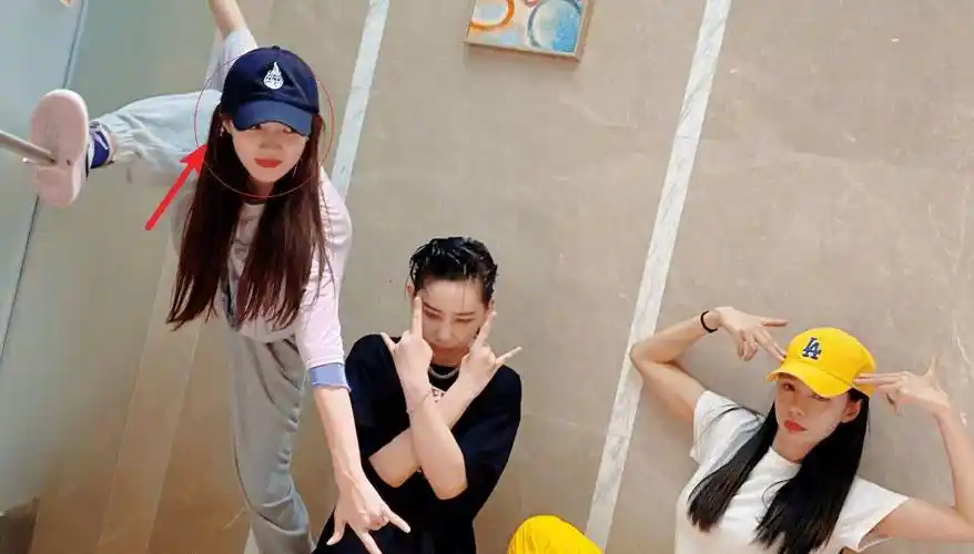 孟佳动作雷人,金莎真实发量令人羡慕_舞台_李斯丹妮_复活