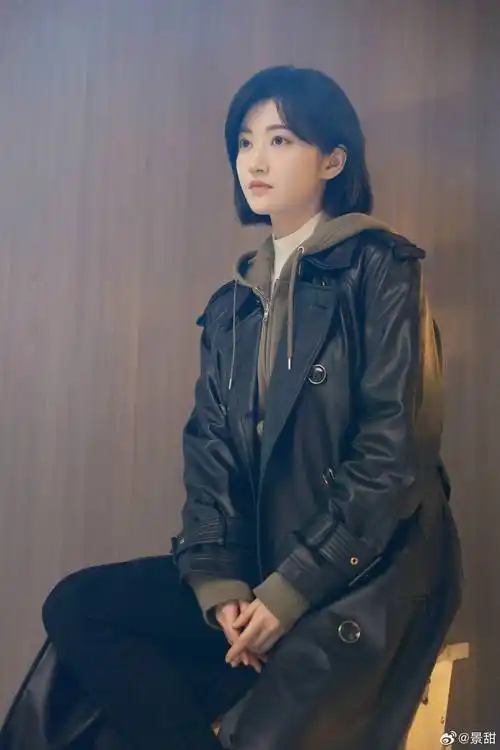 景甜的短发造型来啦,更加俏皮可爱,加上一身黑色皮衣,又甜又辣_照片