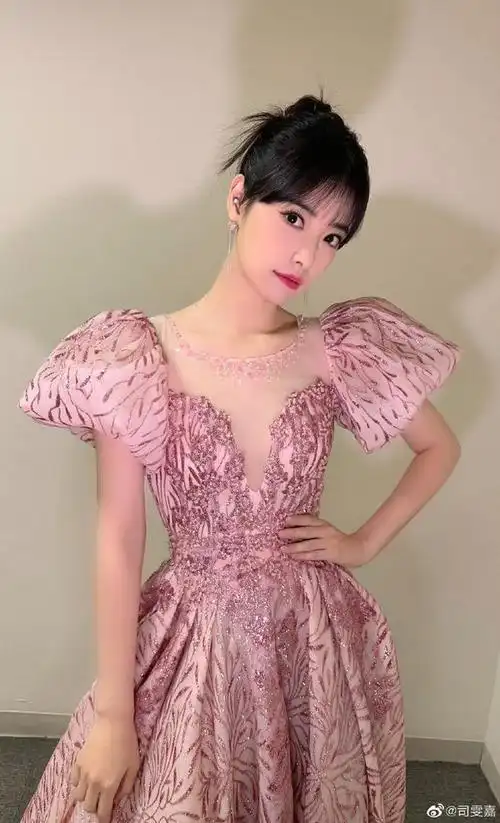 上海美女主持司雯嘉又拍结婚照与高山峰复刻十年前的浪漫