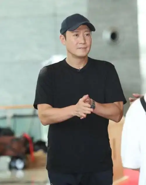 黎明近照曝光,身材发福变油腻大叔,"四大天王"中最帅,变最胖_网易订阅