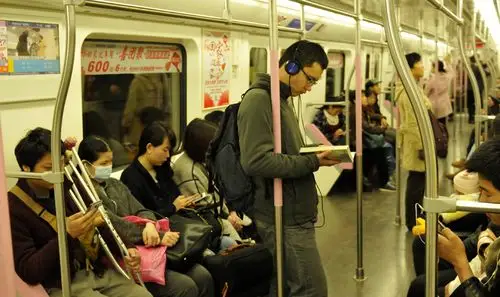 地铁车厢内吃糖被罚款 工作人员称已是低限处罚