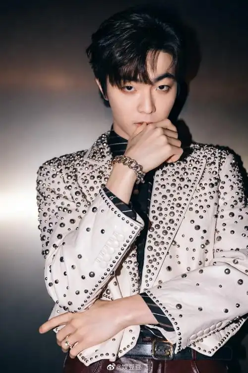 陈立农跨年造型金属感##陈立农铆钉机车风造型