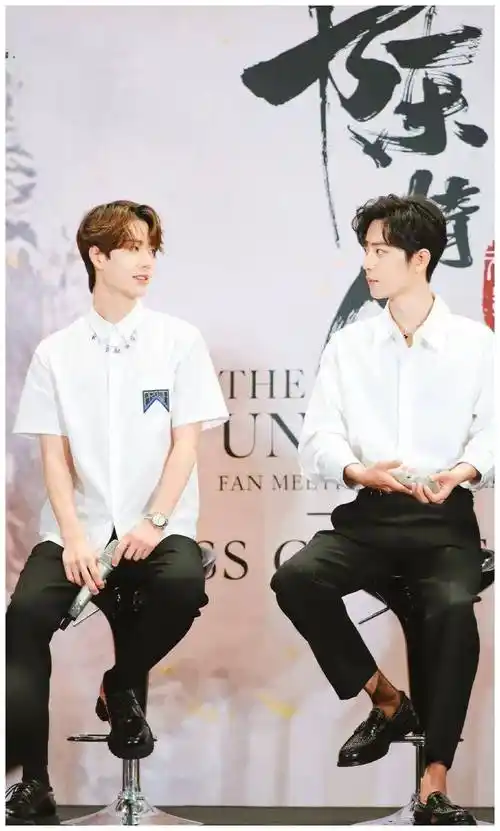 《陈情令》泰国见面会,肖战王一博都穿白衬衫,造型越简单越帅气_气质