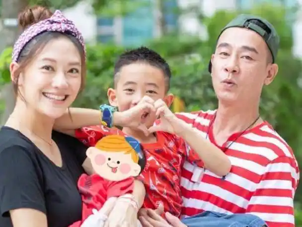 应采儿拍孕期照,jasper学妈妈露肚子,表情像极了陈小春_时候_镜头