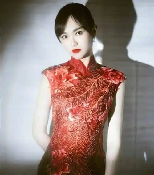 第三名:李宇春第四名:迪丽热巴第五名:章子怡旗袍中章子怡的造型很有