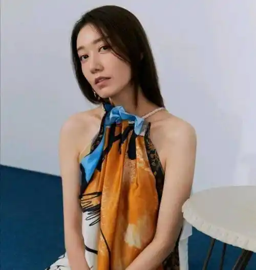 原创高露真不适合穿抹裙一袭拼色抹裙暴露身材前身材后背一个样