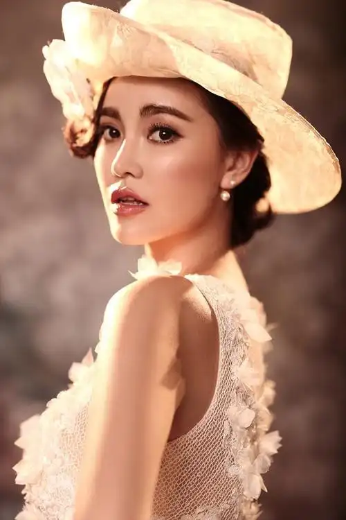 1,用暖色调营造一种陈旧的视觉   着重于暖色调的渲染是令照片复古