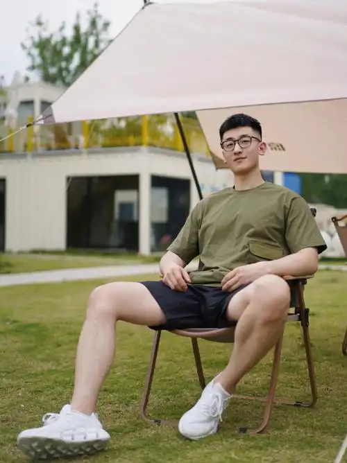 运动男生夏日大地色穿搭指南