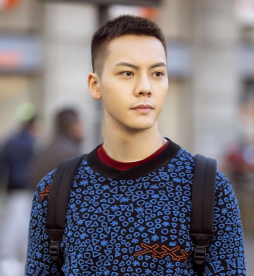 陈伟霆利落"寸头"造型 漫步米兰街头 随性洒脱