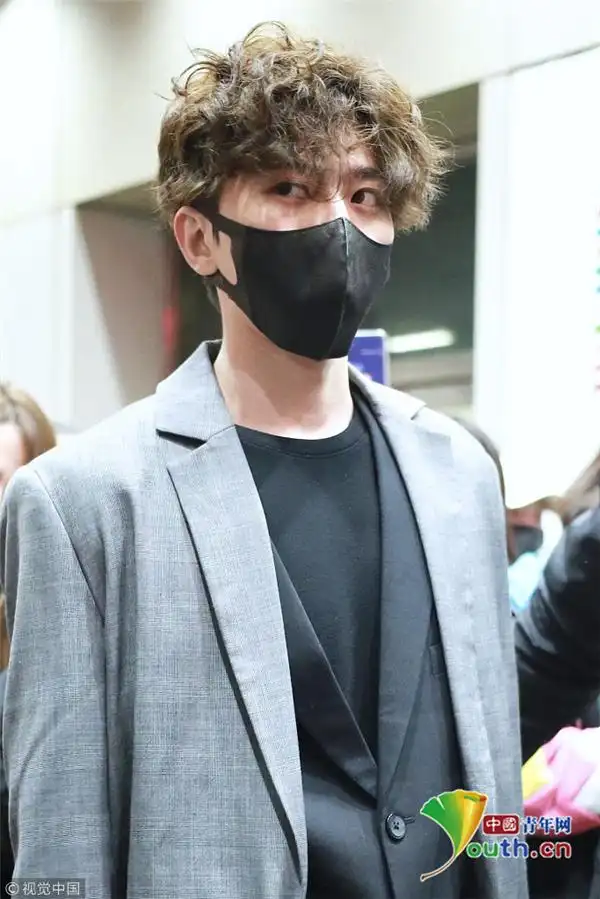 蔡徐坤灰色西装戴口罩低调现身 遭大批迷妹围堵