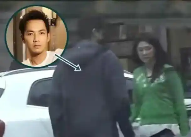 钟汉良隐婚妻子疑露面长发披肩身材高挑男神贴心为其打伞