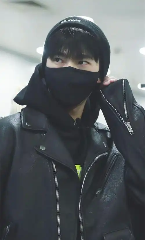 杨洋一身黑衣口罩遮面现身机场穿皮衣和破洞牛仔裤不惧寒冷