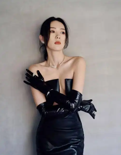 童瑶一袭皮质紧身连衣裙身材凹凸有致韵味十足