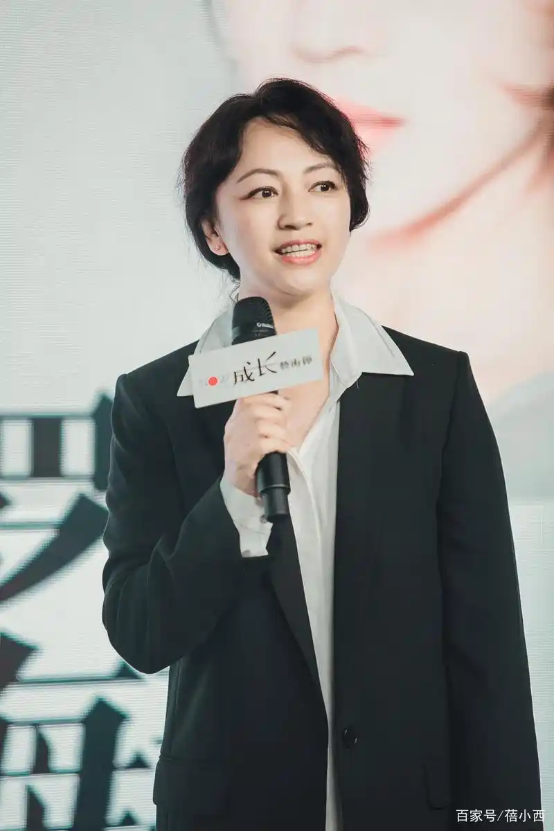 罗海琼不愧是"华谊总裁夫人",穿亮片裙走红毯,气场比别人强