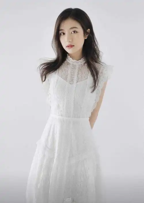 李兰迪才20岁就这么会穿薄纱上衣配格纹半身裙透明短靴超吸睛