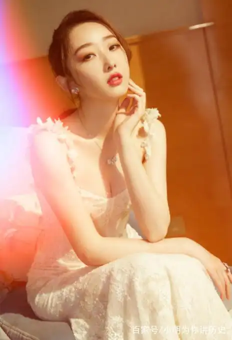 蒋梦婕白色吊带,性感优雅而不失清新,散发迷人的魅力!