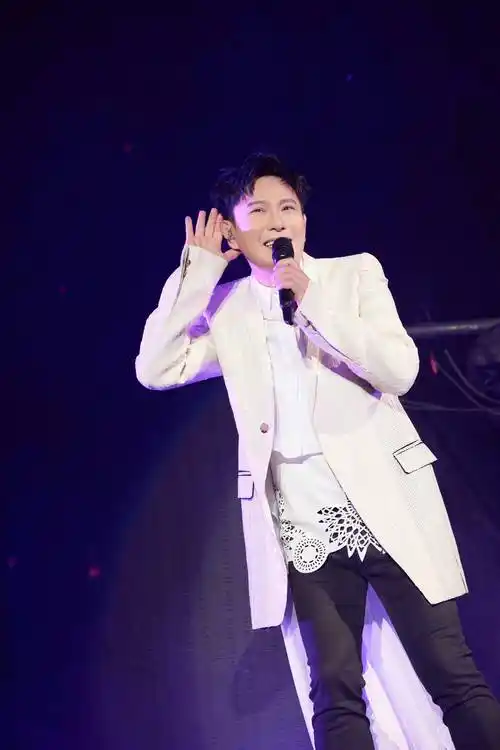 "哲式情歌"温暖响起,200名医护圆梦张信哲未来式2.