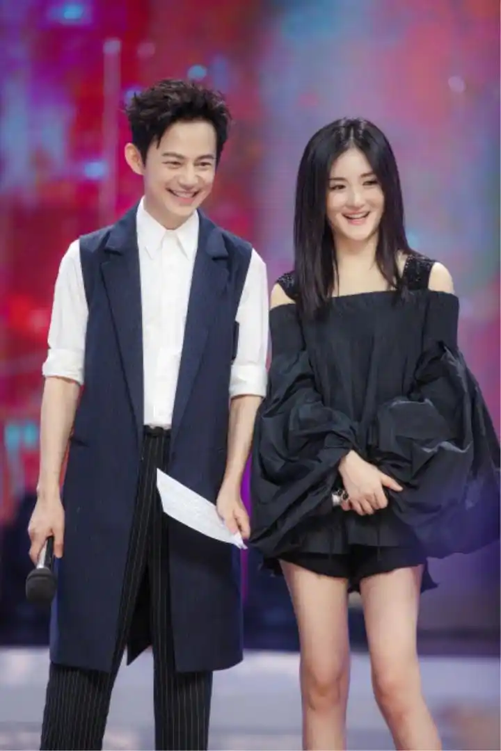 何炅正式宣布谢娜回归 一图两字迎接 !产后小问题还在吗!