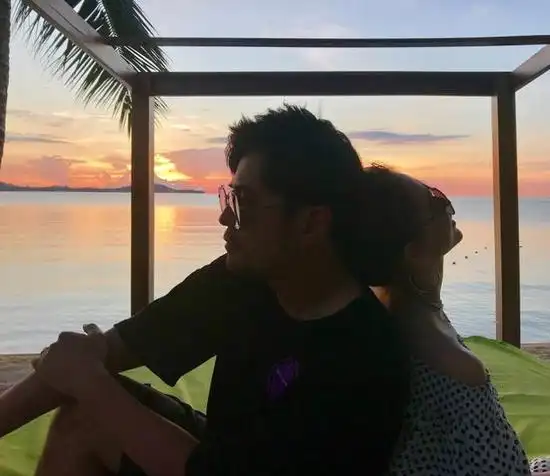 周杰伦昆凌背靠背秀恩爱 小周周背影呆萌超可爱