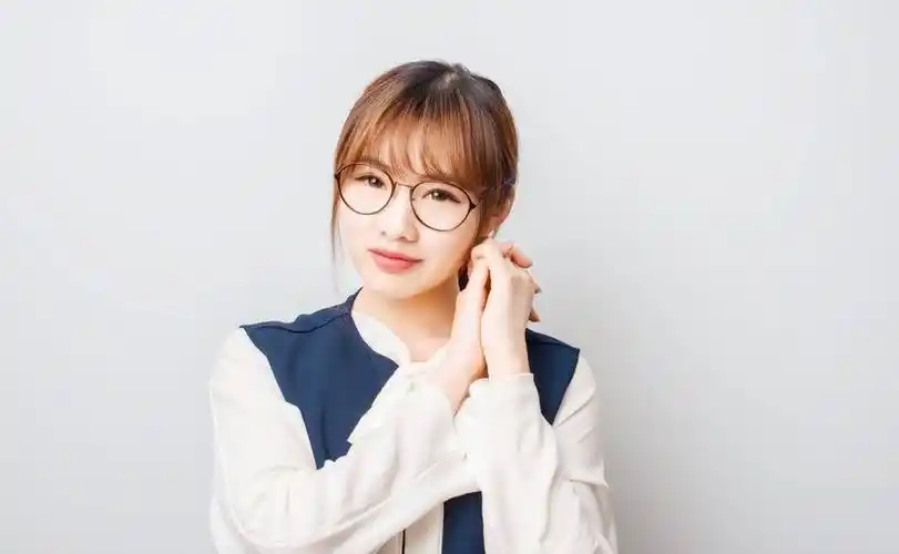 初中女生戴眼镜脸上拥有这四个特点瞬间惊艳蜕变文艺少女
