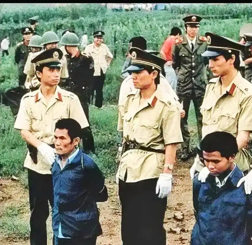 这是1990年代郊区刑场处决两名犯人的场景.