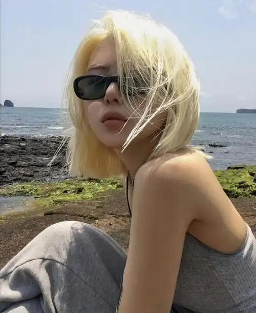 求带墨镜的女生头像