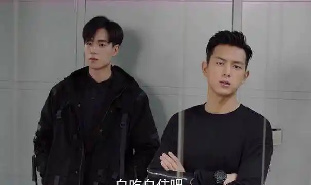 亲爱的热爱的,李现在剧中或是装酷,做过模特的胡一天却是真有型