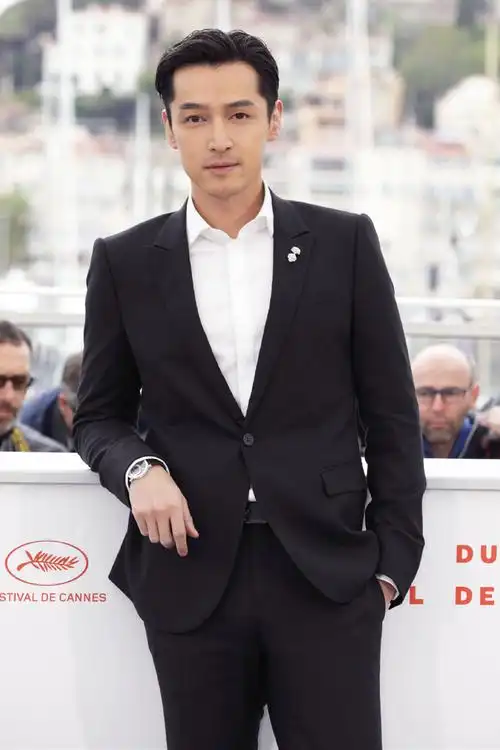 穿西装的胡歌好帅气白衬衫配灰西服清爽亮相37岁魅力更胜从前