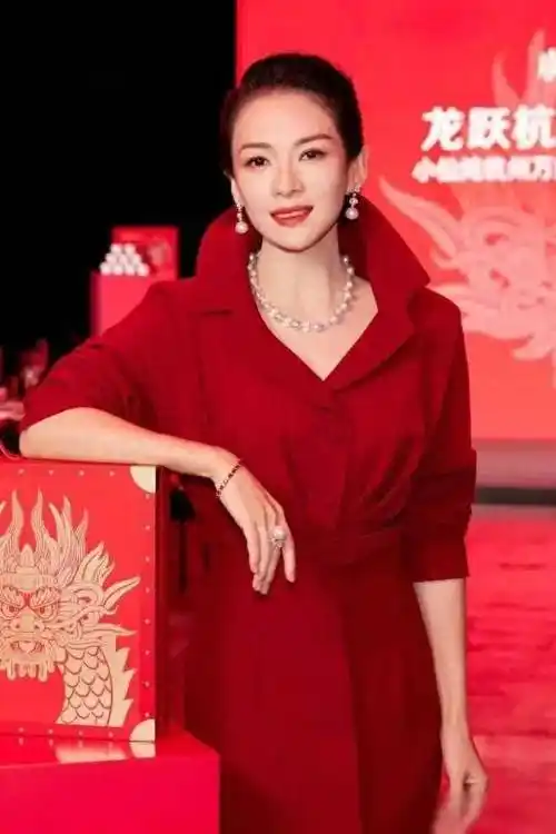 章子怡2024惊艳首秀,红衣珠宝闪耀全场,离婚后颜值坚挺事业回春_生活