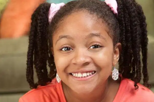 世界上最黑的孩子网友表示如果将她扔进一堆黑