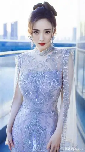 杨幂好身材藏不住,两款飘逸蕾丝薄纱连衣裙"仙气满满",太迷人