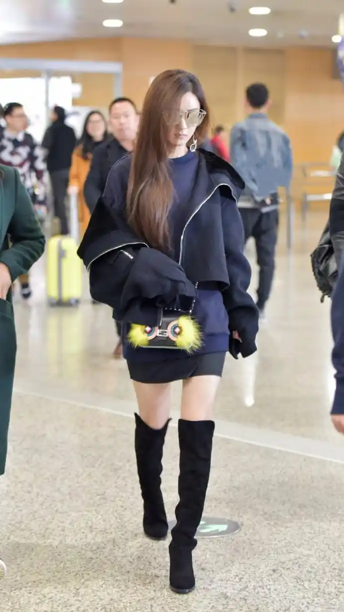 赵丽颖走机场也挺自信的穿卫衣搭短裙凹下衣失踪细腿赚饱眼球