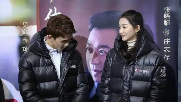 关晓彤吴磊与王俊凯同框活动,姐弟被调侃:我们穿校服不告诉小凯_北电