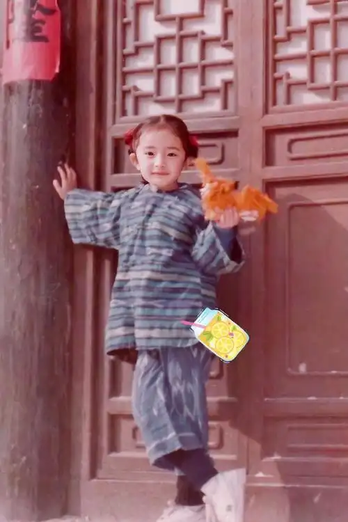 杨幂童年时期旧照曝光,活泼可爱像个小公主,难怪长大这么优秀