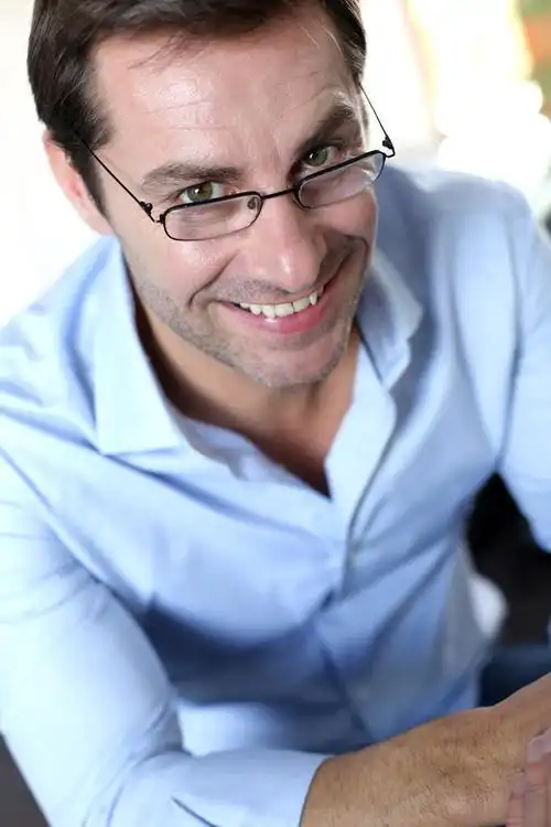 戴眼镜的微笑成熟男人