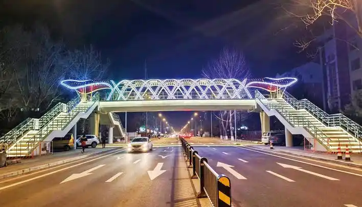 东北师范大学繁荣学校人行过街天桥夜景.