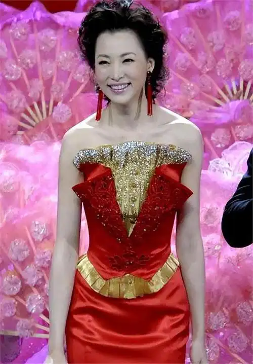 50岁董卿雍和宫烧香,打扮中性眼神疲惫,头顶发量稀疏疑秃一块儿