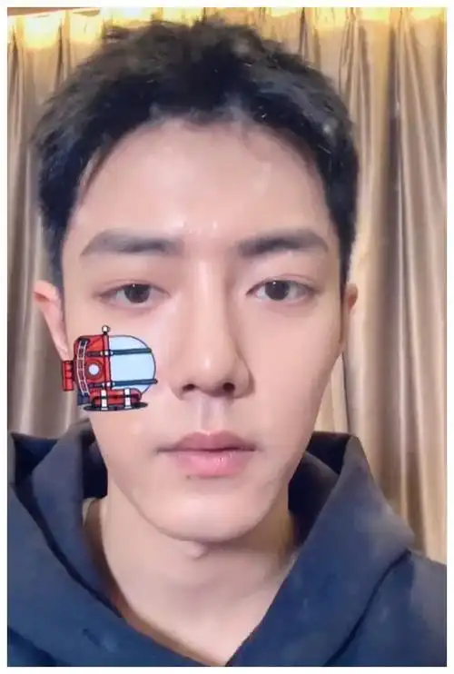 肖战晒自拍了!全程素颜出镜,离开滤镜后皮肤太真实了