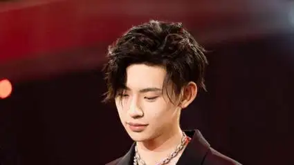 小鬼王琳凯车上抽烟弹烟灰 猛吸几口向窗外丢烟头