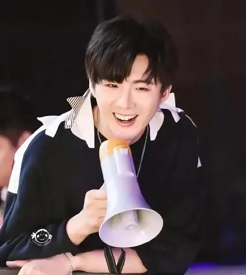 赵露思刘宇宁恋情曝光女方约闺蜜薛佳凝聚餐男方被拍到同场