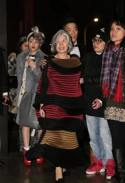 的,穿得真挺花花的,花花的衣服让叶惠美展示出来的气场也是不一样的