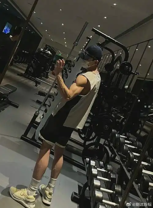 提名内娱最自律的艺人#就问谁能不爱白敬亭的肌肉线条啊,这谁看了不