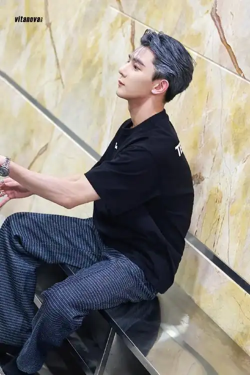 夏之光超话01#夏之光银发#    我去 辣么帅    @x玖少年团夏之光